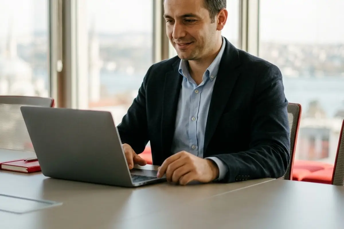 Logo Edge üzerinde çalışan işletme yöneticisi